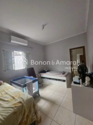 Imagem Linda casa totalmente reformada, localizada na parte alta do bairro, em região tranquila e de excel...