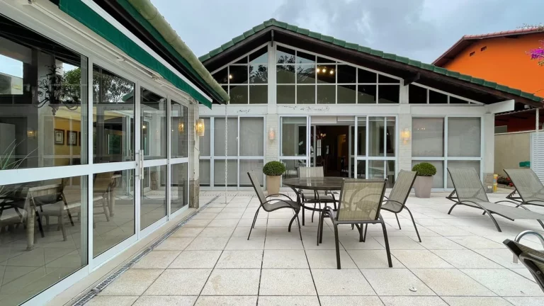 Imagem Casa de Luxo à Venda em Riviera de São Lourenço Módulo 30: 4 quartos, 1 suíte, 2 salas, 4 vagas, 220m² de área. Aproveite!