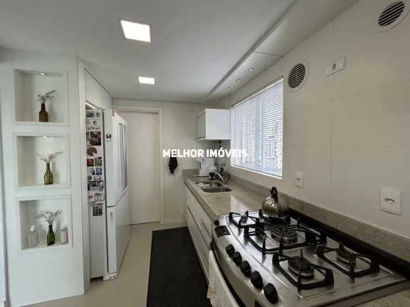 Imagem Apartamento á venda mobiliado e decorado, com 3 dormitórios e 2 vagas de garagem no centro de Balneário Camboriu