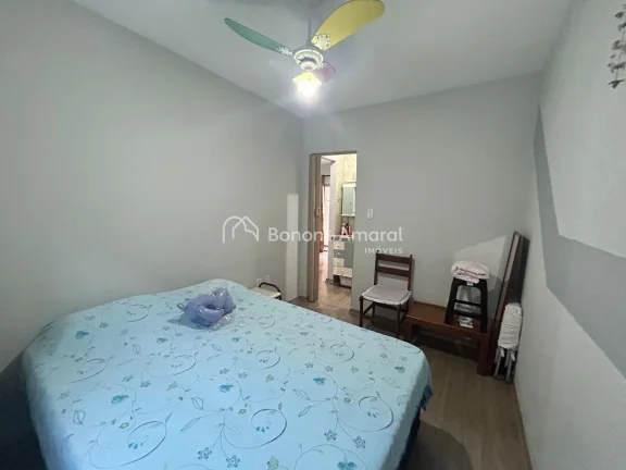 Imagem Casa em rua tranquila, recentemente pintada, com garagem para até 5 carros. Possui sala de estar, s...
