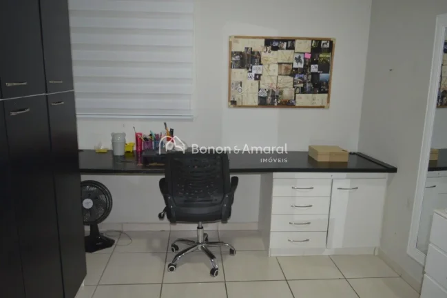 Imagem Linda casa com 3 quartos sendo 1 suíte com banheira de hidromassagem, armário embutido, sala de es...