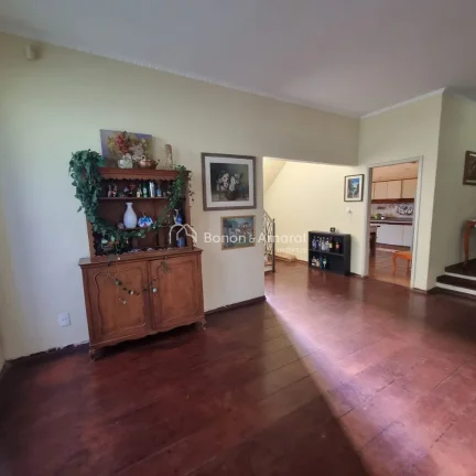 Imagem Encantadora casa em estilo colonial, do tipo sobrado, que une conforto, espaço e charme em cada det...