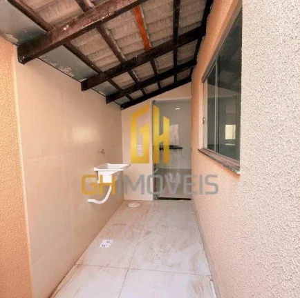 Imagem A casa possui 

- 3 quartos sendo 1 suíte 
- Sala
- Cozinha 
- 2 banheiros com nichos 
- 1 vaga de ...