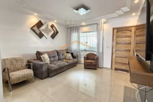 Imagem Sobrado residencial com 92m². O imóvel possui sala bem iluminada, cozinha com armários planejados...