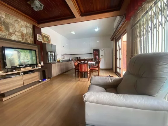 Imagem Venda, 176m2, Casa Principal Com 2 Suítes, Espaço Gourmet e Piscina, Sistema de Energia Solar, Trindade - Florianópolis/SC
