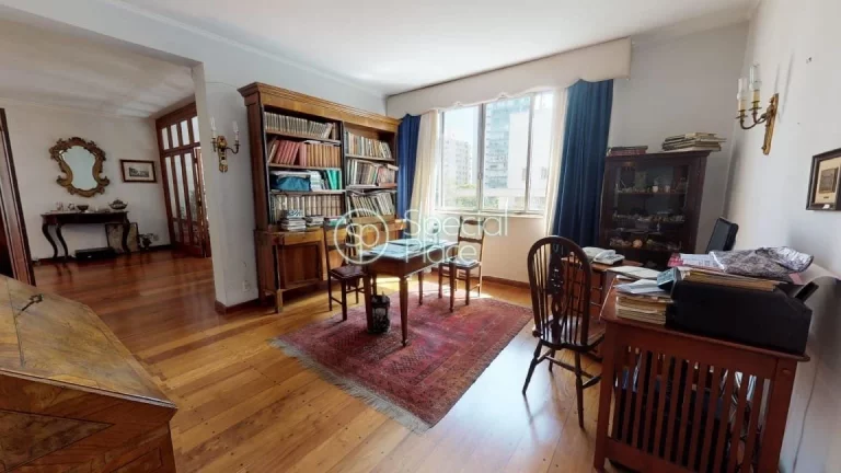Imagem Apartamento super espaçoso com 325m2 de área privativa, 3 dormitórios ( 1 suíte) e 2 vagas na ga...