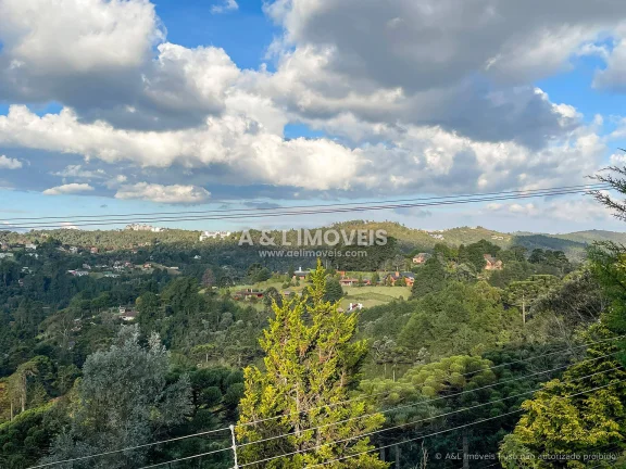 Imagem Casa à Venda em Campos do Jordão | 5 Dorms., Lareira e Deck Panorâmico