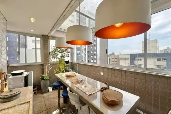 Imagem Localizado no charmoso bairro da Savassi, este espaçoso apartamento de 90 metros quadrados oferece ...