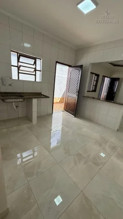 Imagem Casa Geminada com Suíte, Churrasqueira e 2 Vagas – Maracanã PG