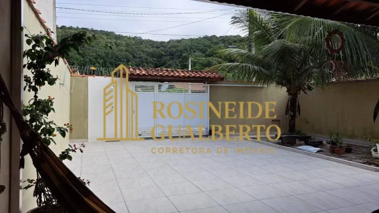 Imagem Casa Elegante com 4 Dormitórios a 700 metros da praia de Massaguaçu.