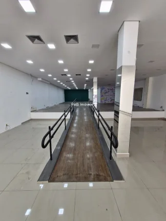 Imagem Loja comercial ampla em Pinheiros, São Paulo-SP: 6 banheiros, 15 vagas, 974m² de área! Venha conferir!