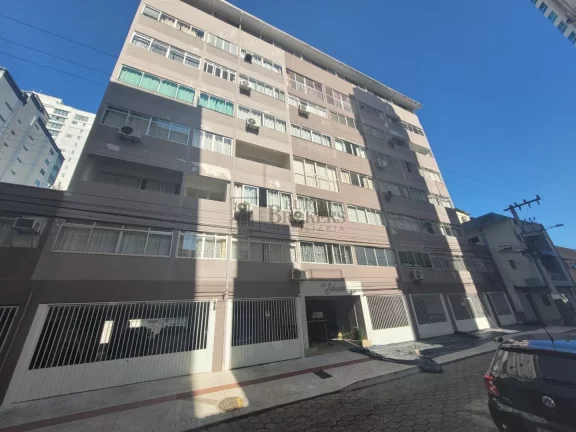 Imagem Apartamento para reforma com 3 dormitórios à venda em Balneário Camboriú.