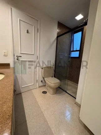 Imagem Apartamento de luxo no coração de São Paulo: 3 quartos, 3 suítes, 3 salas, 5 banheiros, 3 vagas de garagem, 170m² no Itaim Bibi.