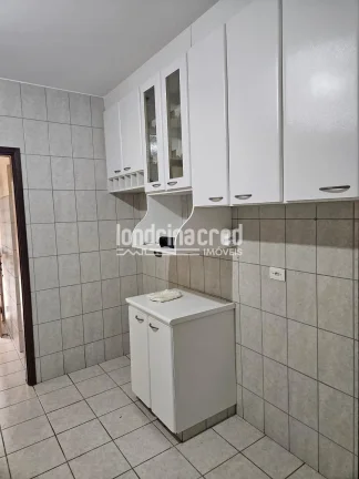 Imagem Casa à venda na Zona Leste de Londrina com 3 quartos, 2 banheiros, cozinha com armários, churrasqueira, quarto e banheiro nos fundos, em terreno de 250m²