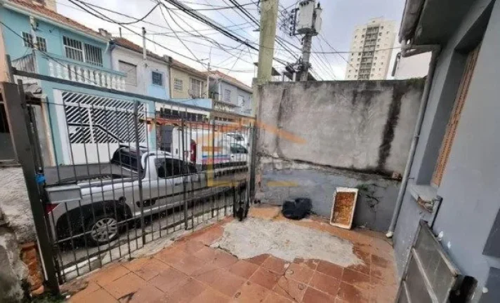 Imagem Terreno com casa antiga à venda, ideal para reforma ou demolição. O imóvel conta com 1 dormitór...