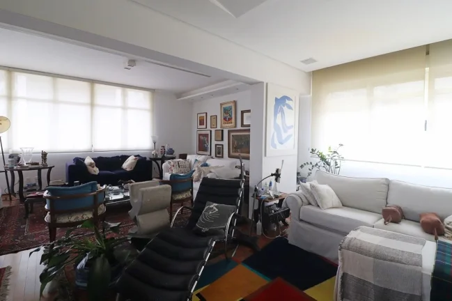 Imagem Apartamento 236 M², 1 por andar, hall fechado, 2Q, 2 Suítes, 3 banheiros, 2 vagas, ar split, lareira, próximo ao metrô, janela antirruído.
