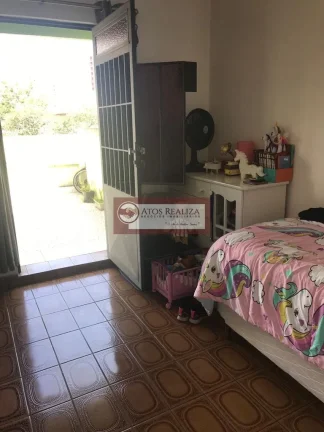 Imagem Vendo super oportunidade na vila inglesa, região do Jardim Alzira. Sobrado de 116m2, com 3 Dormitorios, sendo 1 Suíte, todos com Armários, quatro de empregada, 2 vagas de garagem com luz automática, portão automático, corredor lateral, 2 Caixa d'água de 5