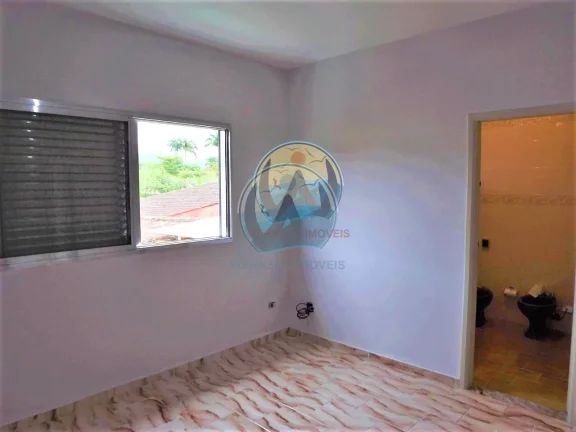 Imagem Imperdível! Casa à venda em Ubatuba-SP, no bairro Silop, com 3 quartos, 1 suíte, 2 salas, 1 banheiro, 5 vagas de garagem e 330m² de área.