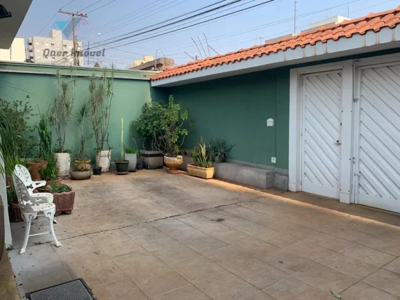 Imagem Casa à venda na Rua Chile, Jardim Irajá, Zona Sul de Ribeirão Preto-SP 3 quartos, 1 suíte, 3 salas, 3 banheiros, 4 vagas 240m² Permuta Quer Imóvel Negócios Imobiliários.