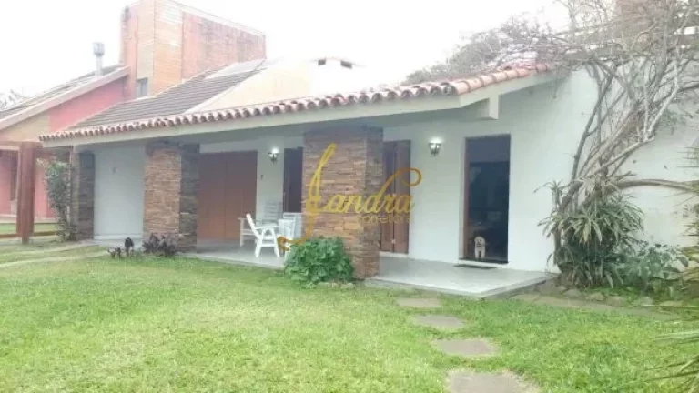 Imagem Sobrado em Atlântida! Apenas 01 quadra do mar com 04 dormitórios