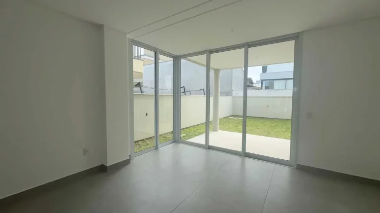 Imagem Casa com 3 dormitórios sendo 1 suíte e 2 vagas garagem - Campeche, Florianópolis/SC