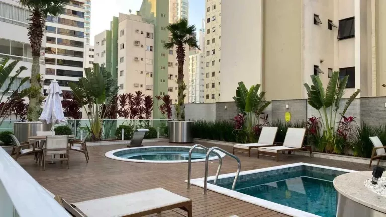 Imagem Apartamento vista mar mobiliado com 3 suítes e 3 vagas de garagem no Centro de Balneário Camboriú
