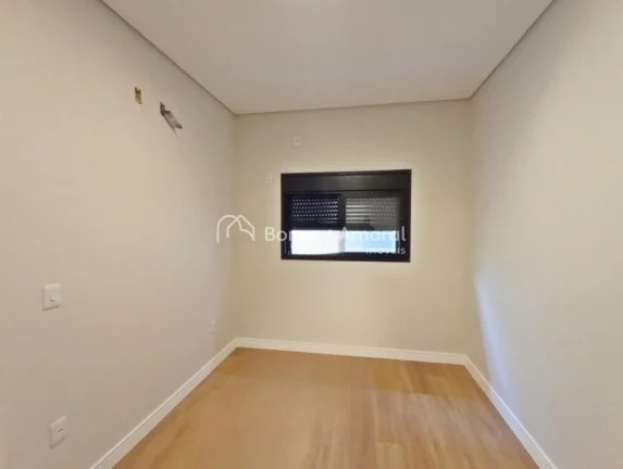 Imagem Com arquitetura moderna e ambientes aconchegantes, esta residência oferece um living integrado para...