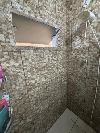 Imagem Adriano Carpes Imóveis vende, uma linda casa em alvenaria mais edícula , com 2 dormitórios sendo 1 suíte, no centro de Penha, com uma ótima localização.