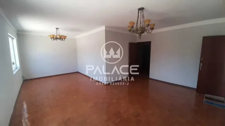 Imagem Esta excelente casa está localizada em um dos bairros mais desejados da cidade, oferecendo conforto...