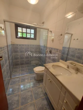 Imagem Localizada no coração do condomínio, em uma rua tranquila, esta casa térrea oferece conforto e p...