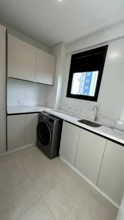 Imagem Apartamento finamente mobiliado com 4 suítes e 3 vagas de garagem em Meia Praia - Itapema/SC