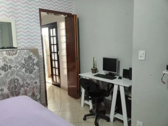 Imagem CASA TÉRREA, COM TRÊS DORMITÓRIOS SENDO UM COM SUITE MASTER E DUAS VAGAS COBERTA DE GARAGEM COBERTA.