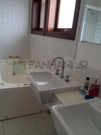 Imagem Venha se encantar com esta deslumbrante casa localizada no exclusivo Condomínio Yacamim, em Ilhabela, que oferece uma vista espetacular para o mar. E