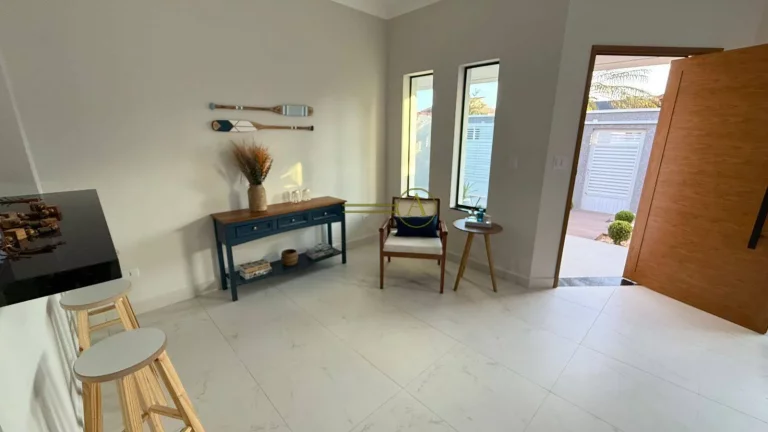 Imagem SOMENTE 200 METROS DA PRAIA - Casa térrea á venda com linda decoração e mar