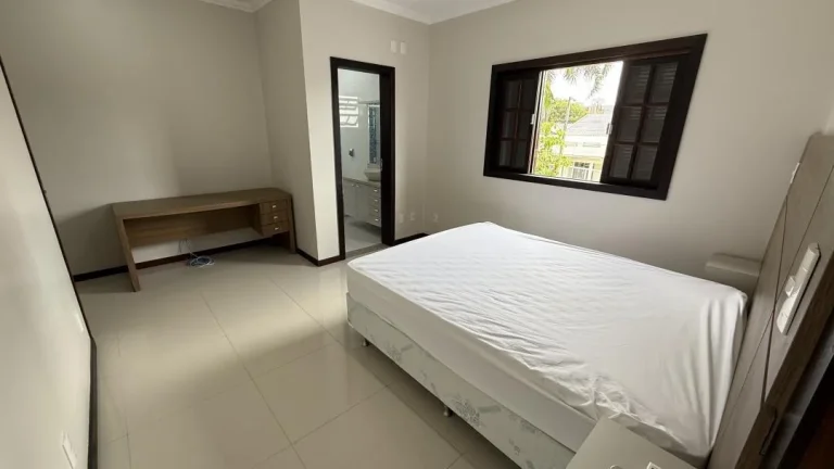 Imagem Casa a 120m do mar com 3 quartos (2 suítes), 209m² de área construída e 251m² de terreno, em Itacolomi, Balneário Piçarras - Adriano Carpes Imóveis vende!
