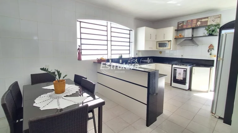 Casa e Apartamento com Piscina: 3 Dormitórios, 1 Suíte e 1 Quarto