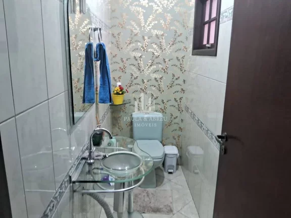 Imagem Sobrade de Alto Padrão 125m², 4 Quartos, 2 Suítes, 2 Vagas, 4 Banheiros, Área de Lazer com Churrasqueira e fogão a lenha no Parque São Vicente, Mauá-SP