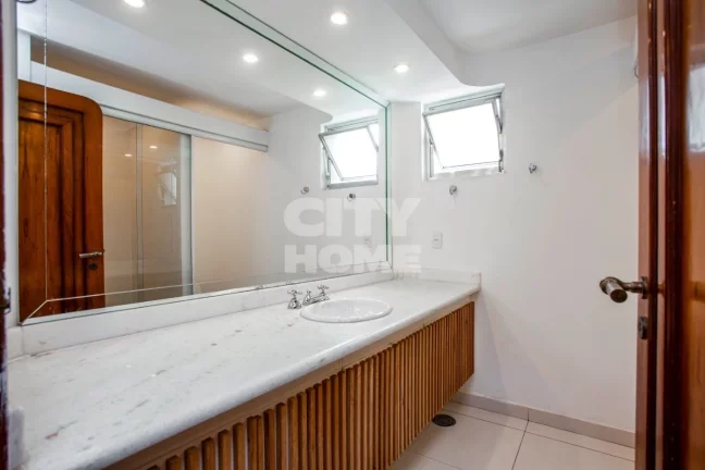 Imagem Lindo apartamento com 240m2, 3 dormitórios ( 1 suíte ) e 2 vagas na garagem. Apartamento impecáve...