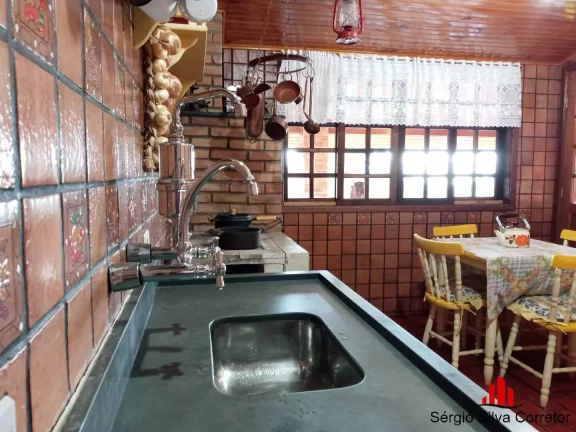 Imagem Casa a venda Com 06 Dormitórios na Região da Minalba em Campos do Jordão.