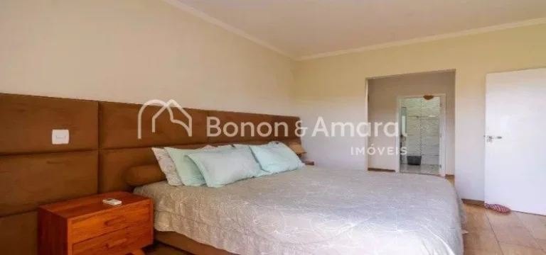 Imagem Esta charmosa casa está disponível para venda em um condomínio tranquilo na cidade de Valinhos. E...