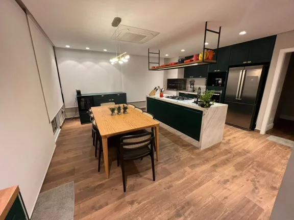 Imagem Cobertura Duplex, 10º Andar, 253,03m², 3 suítes, e 4 vagas de garagem. Piso inferior composto por...