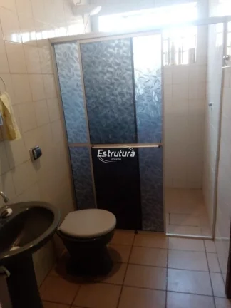 Casa com cinco dormitórios, três banheiros, pátio