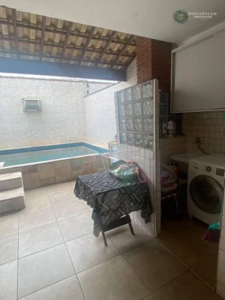 Imagem Sobrado com 3 dormitórios à venda, 180 m² por R$ 950.000,00 - Vila Guilhermina - Praia Grande/SP