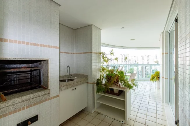 Imagem Luxuosa Cobertura Duplex à Venda em São Paulo - Pacaembu: 3 Quartos, 3 Suítes, 3 Salas, 6 Banheiros, 6 Vagas de Garagem, 1.175m² de Área - Um Espetáculo de Residência!