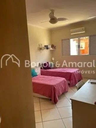 Imagem .Casa conta com sala de estar; sala de jantar com cozinha integrada; despensa; área de serviço; um...