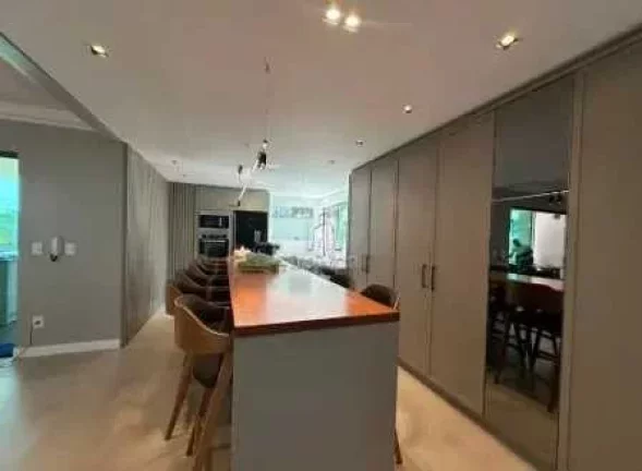 Imagem Casa alto padrão com 4 suítes e 7 vagas de garagem sendo 4 cobertas em Jaraguá do Sul/SC
