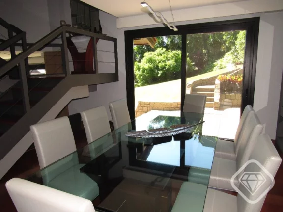 Imagem Casa de luxo em condomínio, 4 dormitórios, suíte máster, dois terrenos, ampla área verde e pisc...
