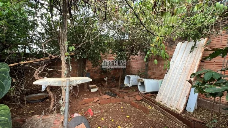 Imagem Espaçosa casa à venda no bairro Fabrício, Uberaba - 6 dormitórios e amplo quintal!