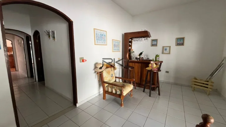 Imagem CASA EM CONDOMINIO COM 4 DORMITÓRIOS,4 VAGAS DE GARAGEM,VARANDA GOURMET COM CHURRASQUEIRA E PISCINA.