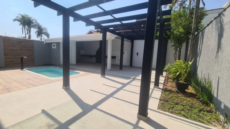 Imagem Casa 4 Dormitórios sendo 1 com closet 4 vagas - Piscina